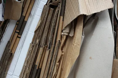 Papier und Karton entsorgen