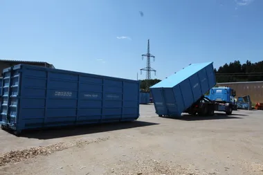 Container Lieferung von Rieger Entsorgung
